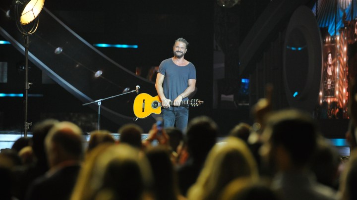 Ricardo Arjona se retira de los escenarios por una enfermedad
