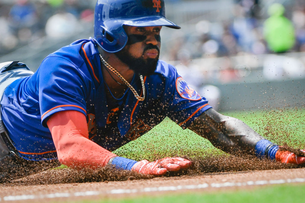 José Reyes # 7 de los Mets de Nueva York se desliza a la tercera base durante un triple de una línea de carrera al jardín izquierdo contra los Bravos de Atlanta en la primera entrada en SunTrust Park el 17 de septiembre de 2017 en Atlanta, Georgia.