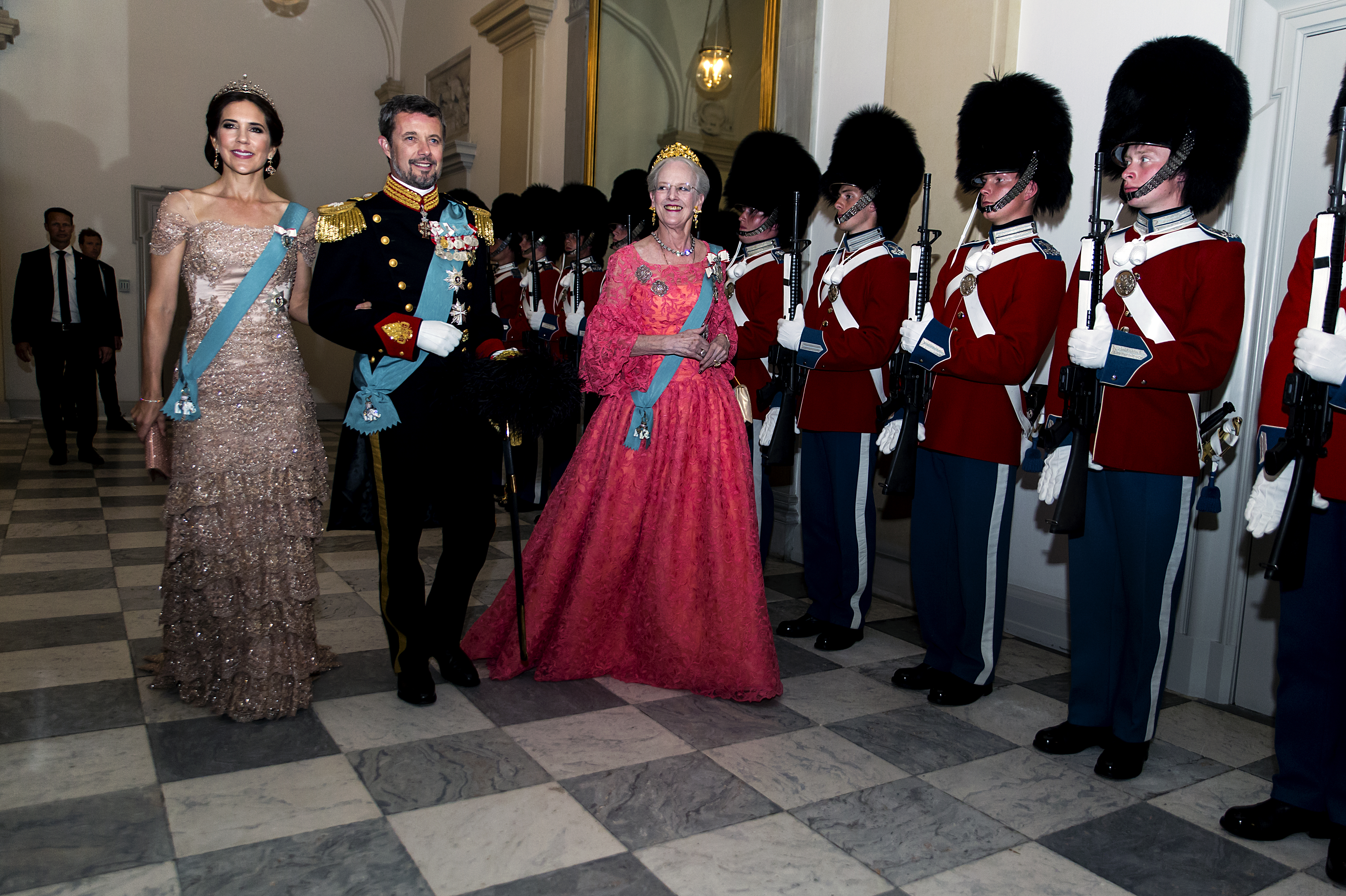 La reina Margarita y su hijo Federico de Dinamarca.