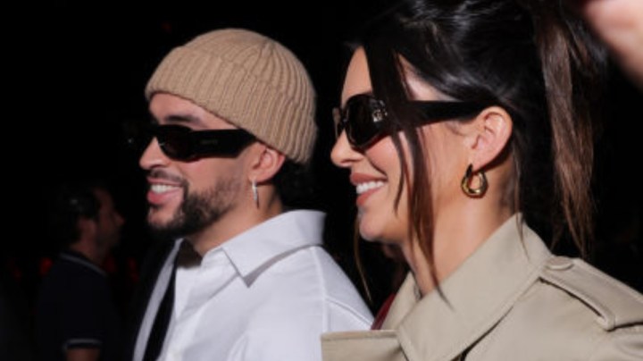 : Bad Bunny y Kendall Jenner se ven en Gucci Ancora durante la Semana de la Moda de Milán el 22 de septiembre de 2023 en Milán, Italia.
