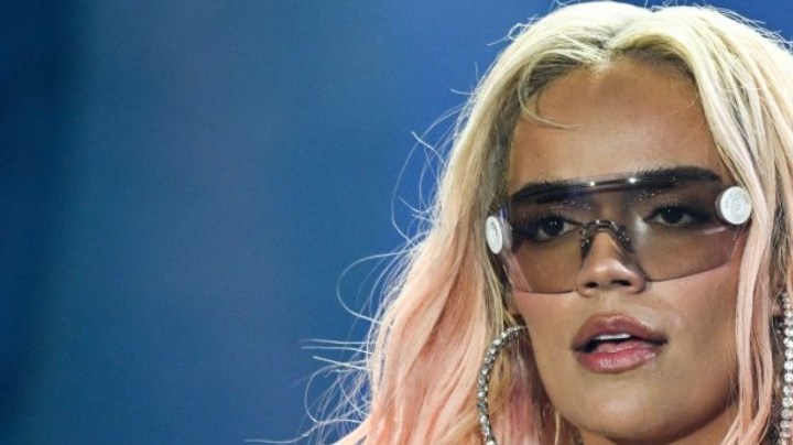 La cantante colombiana Karol G actúa durante su gira "Manana Sera Bonito" en el Rose Bowl de Pasadena, California, el 18 de agosto de 2023.