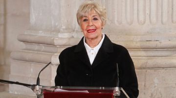 La actriz española Concha Velasco asiste a la ceremonia de clausura de la "Conmemoración de la muerte de Cervantes" en el Palacio Real el 30 de enero de 2017 en Madrid, España.