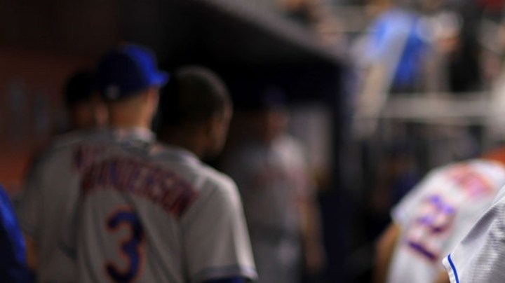 José Reyes #7 de los Mets de Nueva York mira durante un juego contra los Marlins de Miami en Marlins Park el 27 de junio de 2017 en Miami, Florida.