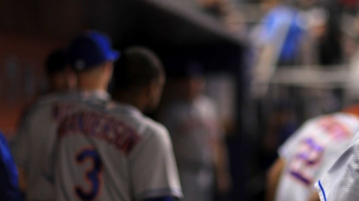 José Reyes #7 de los Mets de Nueva York mira durante un juego contra los Marlins de Miami en Marlins Park el 27 de junio de 2017 en Miami, Florida.