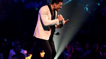 Carlos Rivera actúa en el escenario durante el 35º Premio Lo Nuestro en el Miami-Dade Arena el 23 de febrero de 2023 en Miami, Florida.