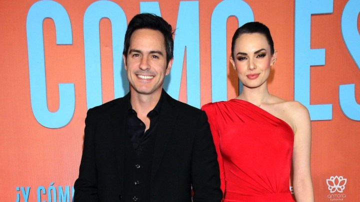 Mauricio Ochmann y Paulina Burrola en la alfombra roja de la premier de la película "¿Y Cómo Es Él?", que el ex de Aislinn Derbez protagoniza y produce su ex suegro Eugenio Derbez, y que llegará próximo 7 de abril a la cartelera nacional y el 22 de mayo a salas estadounidenses/México, 5 de abril 2022.