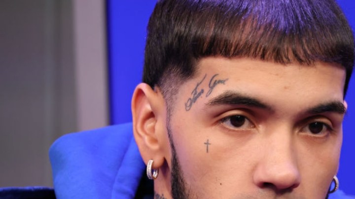 Anuel AA habla durante el Ayuntamiento de SiriusXM con Anuel AA presentado por Marisol Vargas en los estudios SiriusXM el 18 de enero de 2023 en la ciudad de Nueva York.