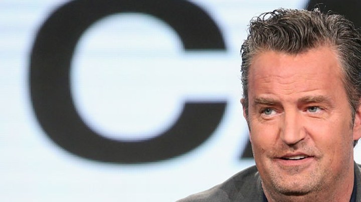 El actor Matthew Perry del programa de televisión 'The Kennedys - After Camelot' habla en el escenario durante la parte REELZChannel de la gira de prensa de la Asociación de Críticos de Televisión de Invierno 2017 en el Langham Hotel el 13 de enero de 2017 en Pasadena, California.