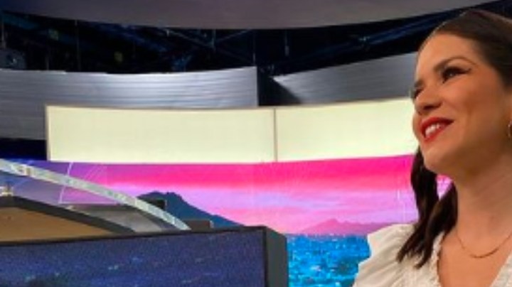 Pamela Villanueva, conductora de TV, sufre accidente en vivo y sus colegas quedan consternados