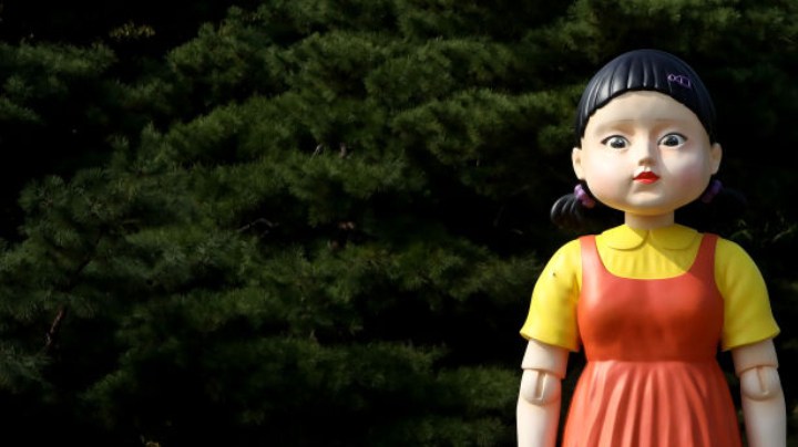 Younghee, el muñeco robot gigante de "Squid Game", se exhibe en el Parque Olímpico el 26 de octubre de 2021, en Seúl, Corea del Sur. Netflix ha instalado en el Parque Olímpico de Seúl una réplica del muñeco robot gigante que aparece en el primer episodio de su éxito mundial "Squid Game".