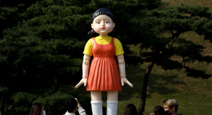 Younghee, el muñeco robot gigante de "Squid Game", se exhibe en el Parque Olímpico el 26 de octubre de 2021, en Seúl, Corea del Sur. Netflix ha instalado en el Parque Olímpico de Seúl una réplica del muñeco robot gigante que aparece en el primer episodio de su éxito mundial "Squid Game".
