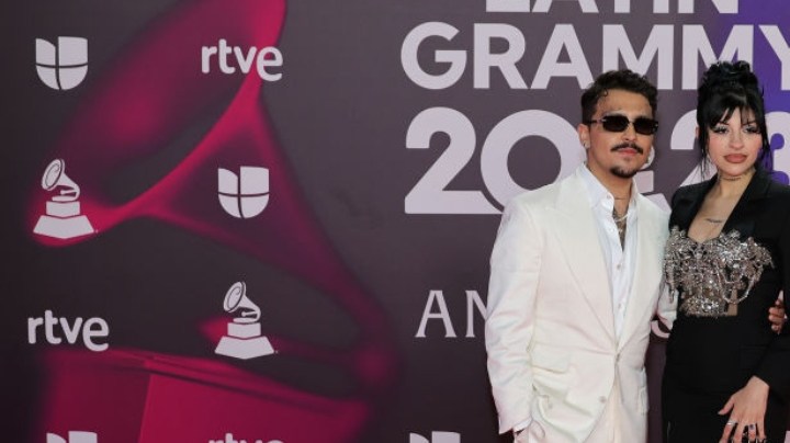 Christian Nodal y Cazzu en la 24.ª Entrega Anual del Latin GRAMMY en el Centro de Exposiciones y Conferencias FIBES el 16 de noviembre de 2023 en Sevilla, España.
