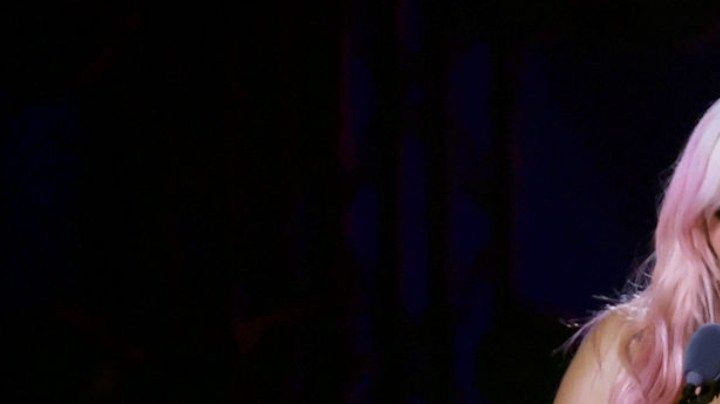 Karol G habla en el escenario durante la 23.ª Entrega Anual del Latin GRAMMY en el Centro de Exposiciones y Conferencias FIBES el 16 de noviembre de 2023 en Sevilla, España.