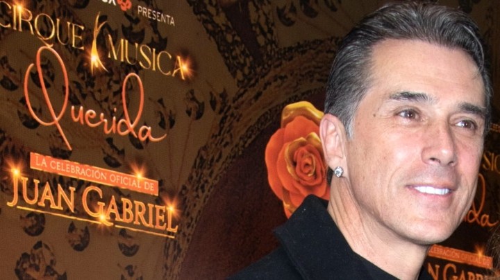 Sergio Mayer e Issabela Camil en la alfombra roja del estreno de "Cirque Música Querida", puesta en escena que retrata la vida de Juan Gabriel y repasa sus más grandes éxitos/México, 20 de octubre 2022.