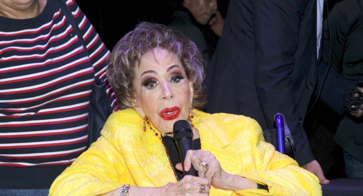 Silvia Pinal corta el listón de inauguración del nuevo Teatro Versalles, que presenta una cartelera totalmente renovada/México, 31 de enero 2023.