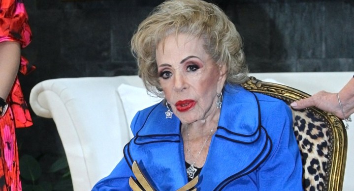 Silvia Pinal recibe en compañía de su hija Sylvia Pasquel el premio "Alas de Cuauhtémoc" de manos de la alcaldesa Sandra Cuevas como reconocimiento a su amplia trayectoria artística/México, 21 de junio 2023.