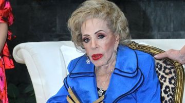 Silvia Pinal recibe en compañía de su hija Sylvia Pasquel el premio "Alas de Cuauhtémoc" de manos de la alcaldesa Sandra Cuevas como reconocimiento a su amplia trayectoria artística/México, 21 de junio 2023.