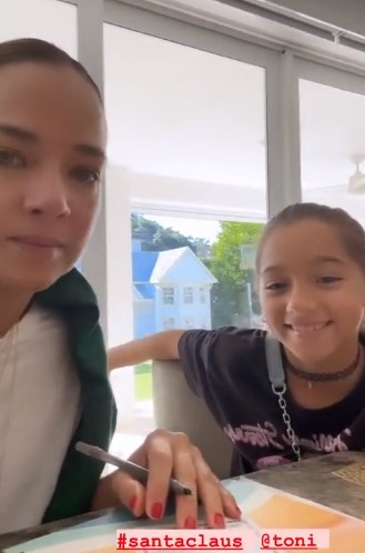 Adamari López y Alaïa prepararon su carta a Santa Claus.