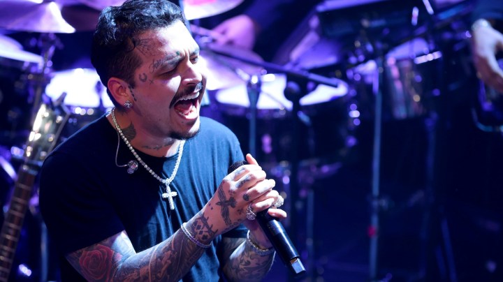 Christian Nodal devela cuando dinero tiene en su cuenta.