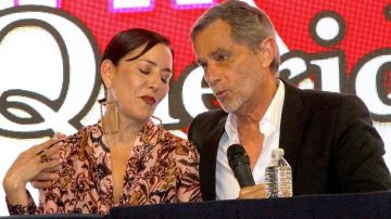 Humberto Zurita y Stephanie Salas durante una rueda de prensa.