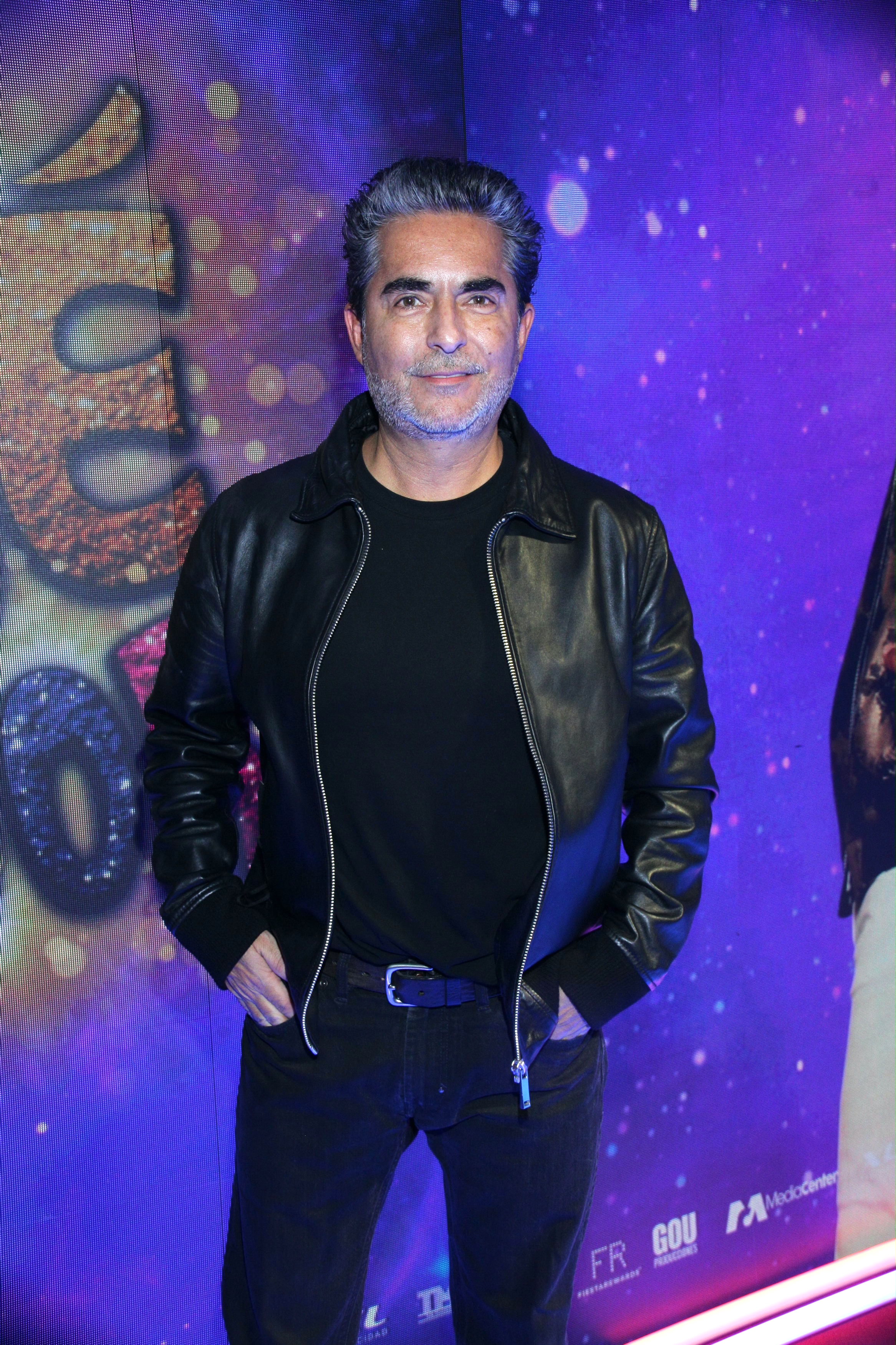 Raúl Araiza desfila por la alfombra roja del estreno del musical "José El Soñador" en el Centro Cultural Teatro I/México, 16 de febrero 2022.