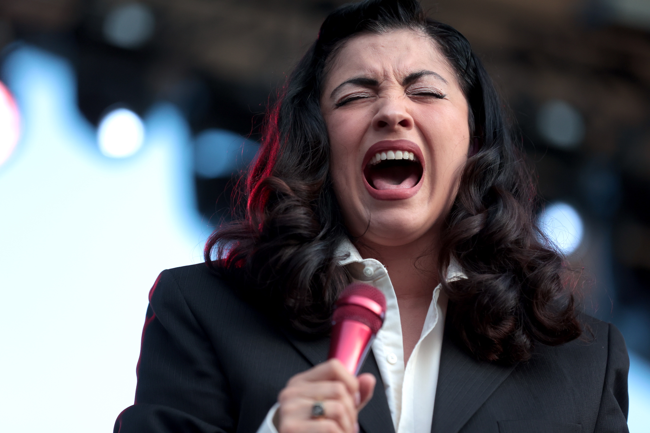 Mon Laferte toma el escenario del Festival Vive Latino que se celebra en Zaragoza este 2 y 3 de septiembre por primera vez en España, con una lluvia de estrellas internacionales y las bandas más consagradas en Latinoamérica. La chilena se dio tiempo de improvisar un dueto con Silvana Estrada/Zaragoza, España, 2 de septiembre 2022.