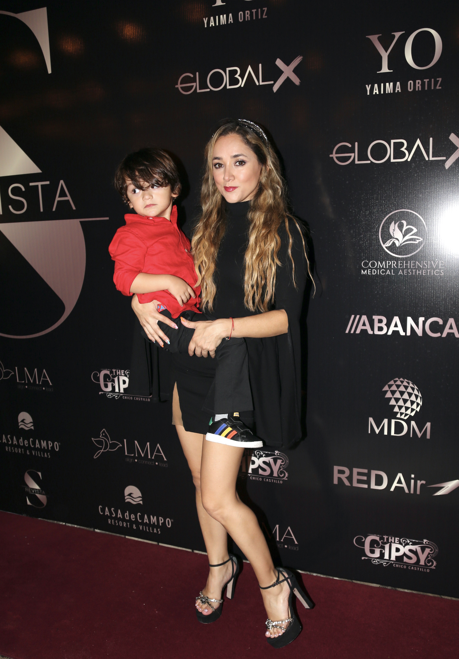 Sherlyn con su hijo André en la alfombra de la fiesta de la Revista S en Casa de Campo Resort & Villas/La Romana, República Dominicana, 9 de noviembre 2023.