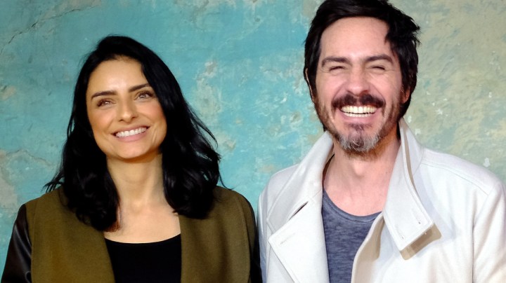 Aislinn Derbez y Mauricio Ochmann cuando debutaron en el mundo de la moda al presentar su propia línea de abrigos "Merkabá X Ais y Mau" para la temporada otoño-invierno/México, 28 de agosto 2019.