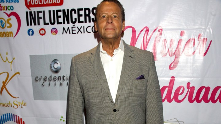 Alfredo Adame en la alfombra roja de "Mujer Emprendedora", evento en el que se entregaron reconocimientos a mujeres destacadas en diversos ámbitos como las redes sociales y las micro empresas/México, 16 de marzo 2022.