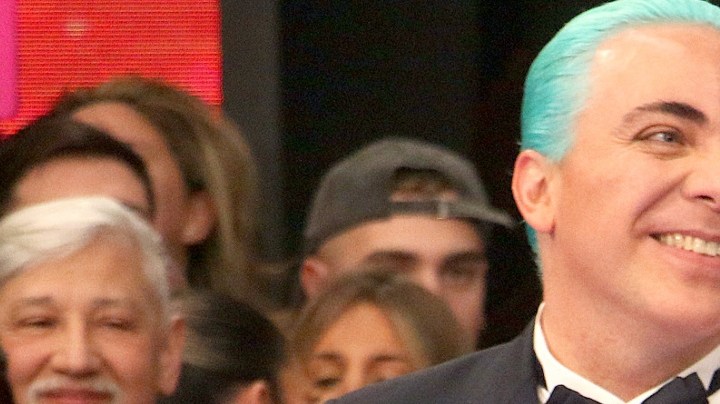 Cristian Castro aparece con el pelo azul en el estreno del programa "Bailando 2023" con el conductor Marcelo Tineli/Buenos Aires, Argentina, 4 de septiembre 2023.