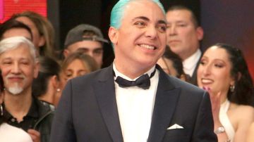 Cristian Castro aparece con el pelo azul en el estreno del programa "Bailando 2023" con el conductor Marcelo Tineli/Buenos Aires, Argentina, 4 de septiembre 2023.