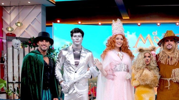 Danilo Carrera, Penélope Menchaca, Daniel Arenas, Andrea Meza, Chikybombom y más elenco del matutino "Hoy Día" (Telemundo) celebran Halloween disfrazándose de "El Mago de Oz" para crear "El Mago de Hoy Día"/Miami, 31 de octubre 2023.