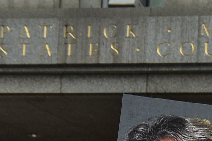 Un grupo de protesta llamado "Hot Mess" sostiene carteles de Jeffrey Epstein y el presidente Donald Trump frente al tribunal federal en la ciudad de Nueva York.