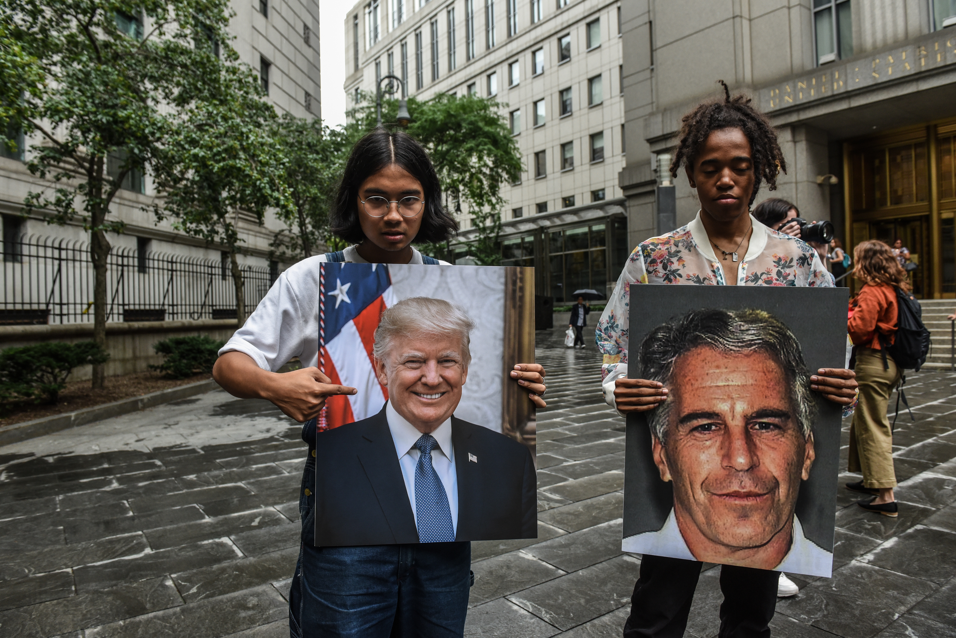 Un grupo de protesta llamado "Hot Mess" sostiene carteles de Jeffrey Epstein y el presidente Donald Trump frente al tribunal federal en la ciudad de Nueva York.