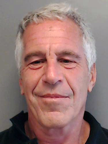 En este folleto proporcionado por el Departamento de Aplicación de la Ley de Florida, Jeffrey Epstein posa para una fotografía policial de delincuente sexual después de ser acusado de procurar a un menor para la prostitución el 25 de julio de 2013 en Florida.