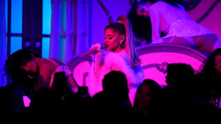 Las claves para entender todas las referencias en el videoclip ‘Yes, and?’ de Ariana Grande