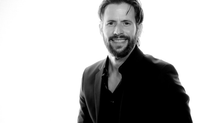 El actor de 'Speed Racer' Christian Oliver y sus dos hijas fallecen en un trágico accidente aéreo