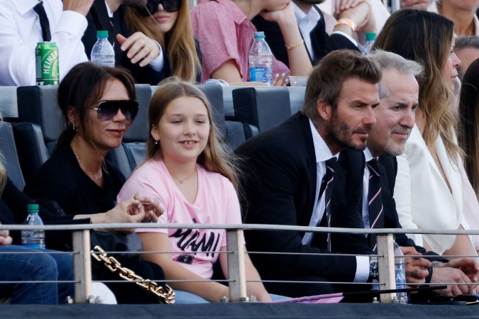 David Beckham, Victoria Beckham y su hija Harper Beckham asisten al partido entre Inter Miami FC y Los Angeles Galaxy en el estadio DRV PNK el 18 de abril de 2021.