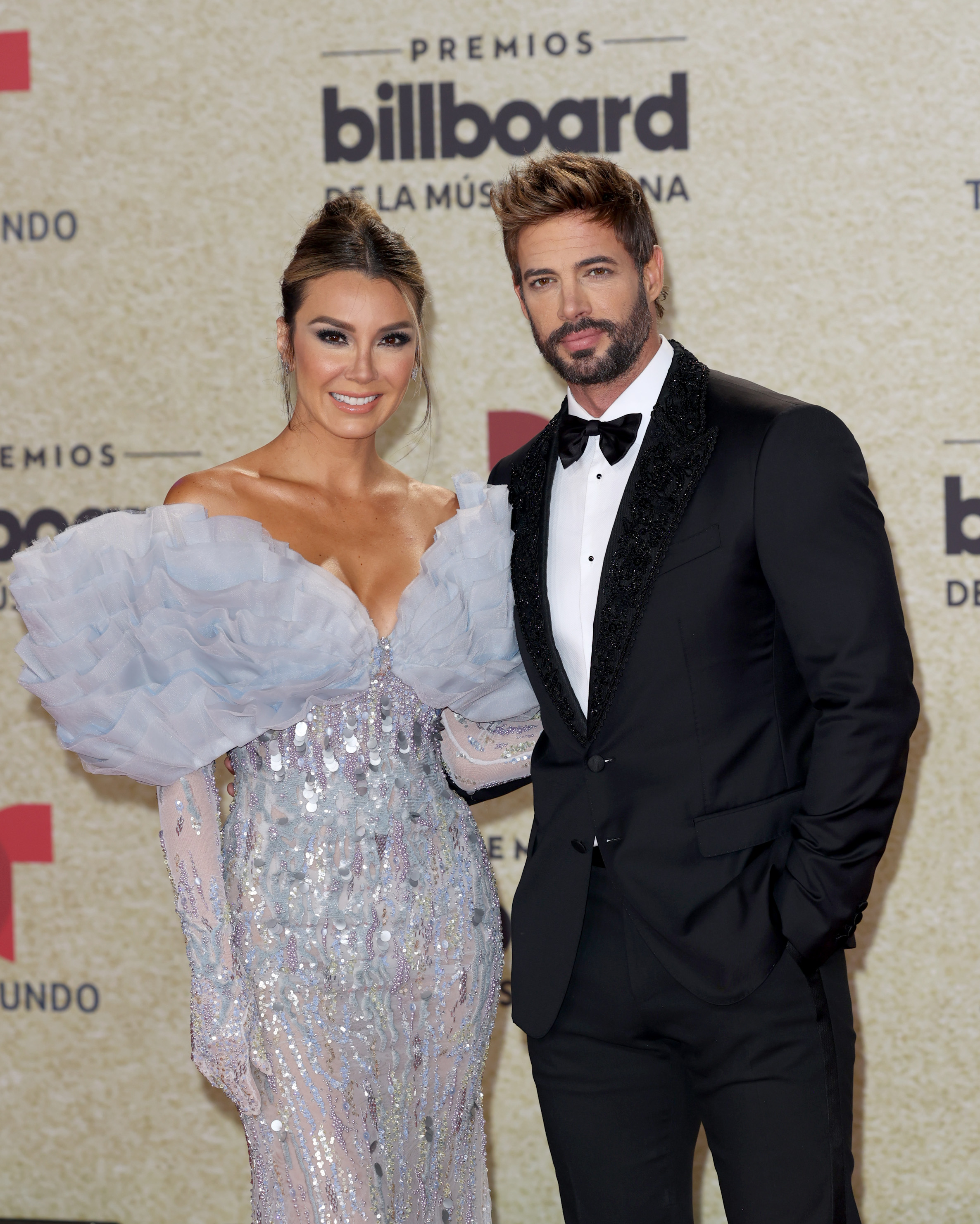 William Levy y Elizabeth Gutiérrez asisten a los Premios Billboard de Música Latina 2021.