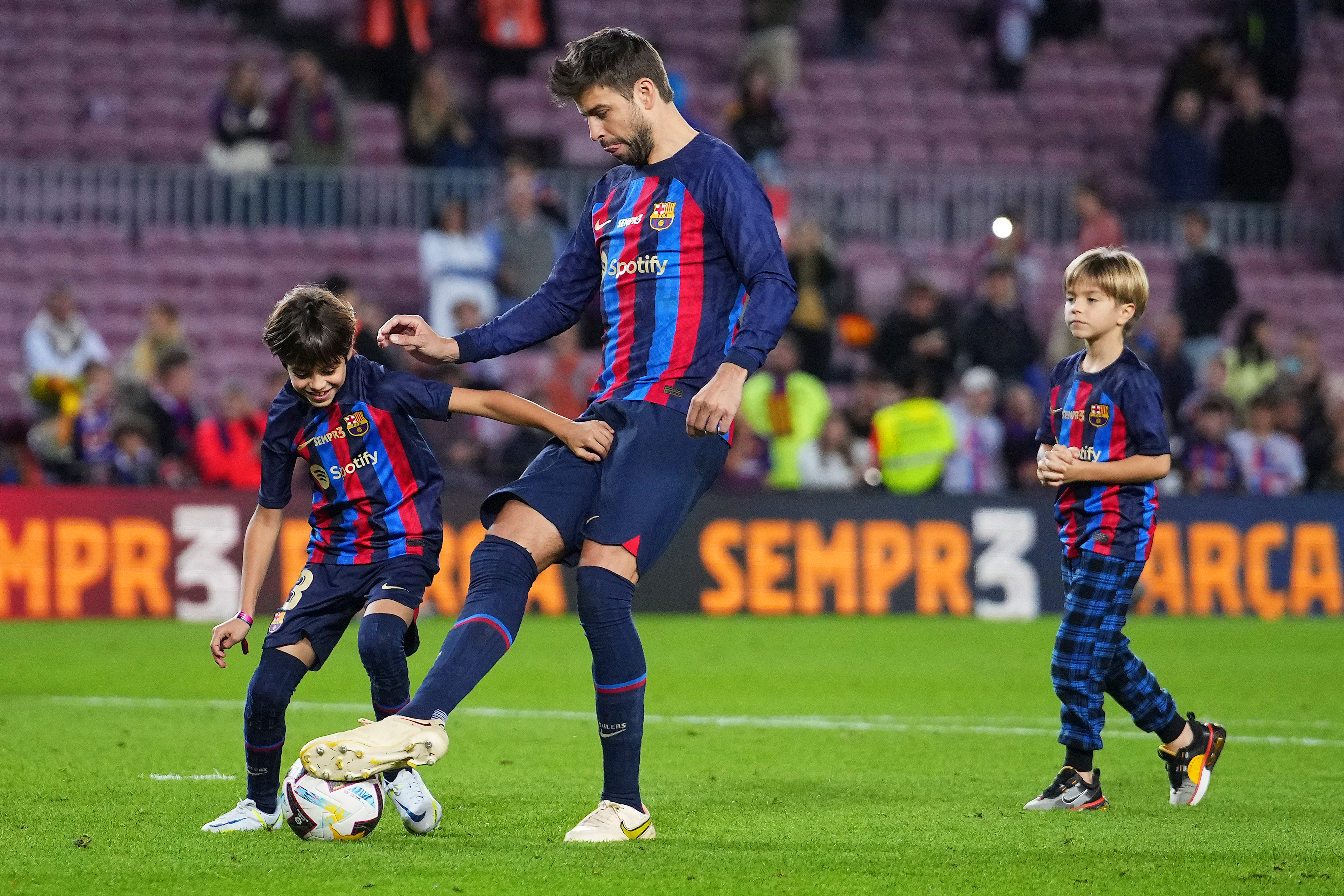 Gerard Piqué juega al fútbol con sus hijos, Milan Piqué Mebarak y Sasha Piqué Mebarak.