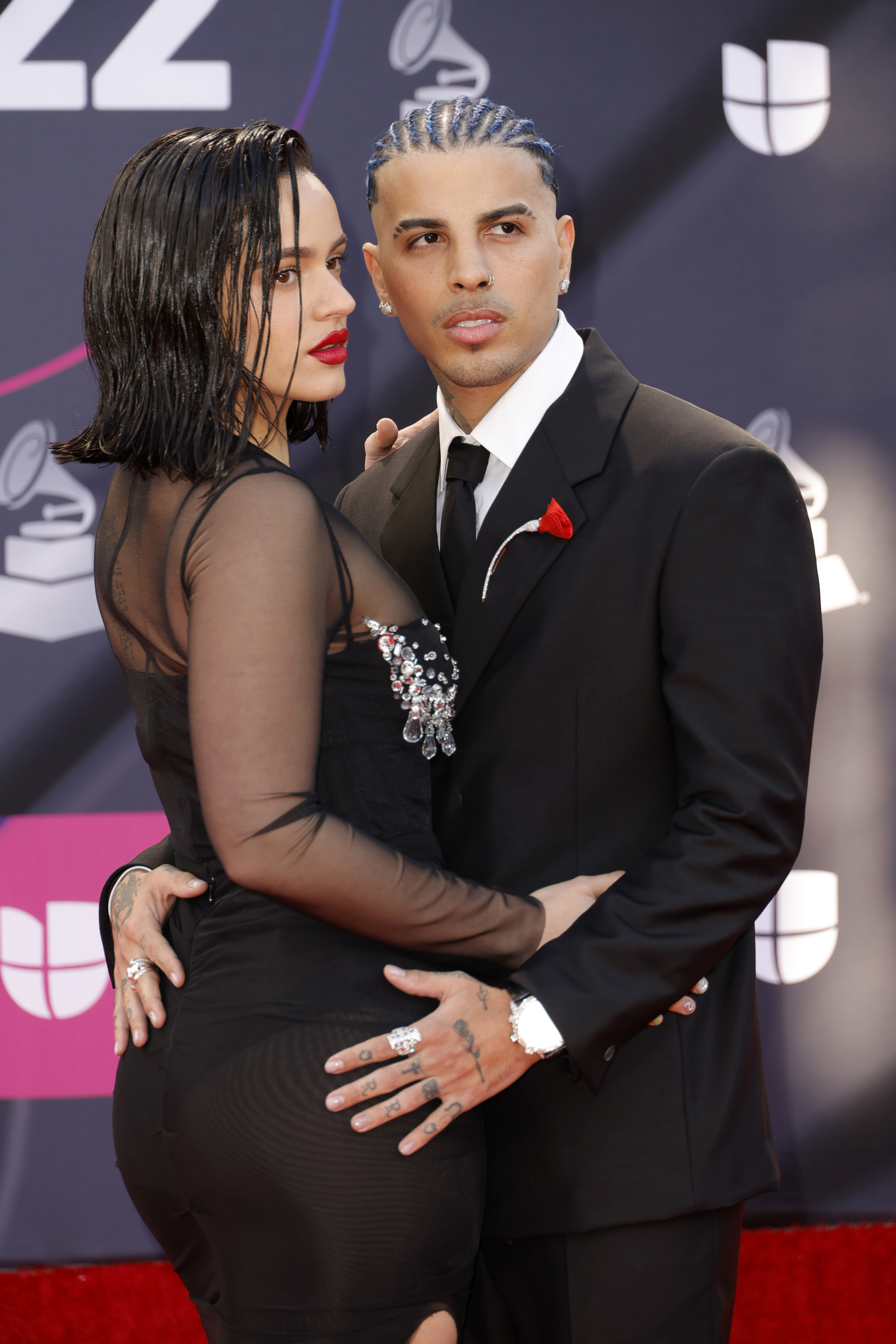 Rosalía y Rauw Alejandro en la entrega anual de los Latin Grammy el 17 de noviembre de 2022.