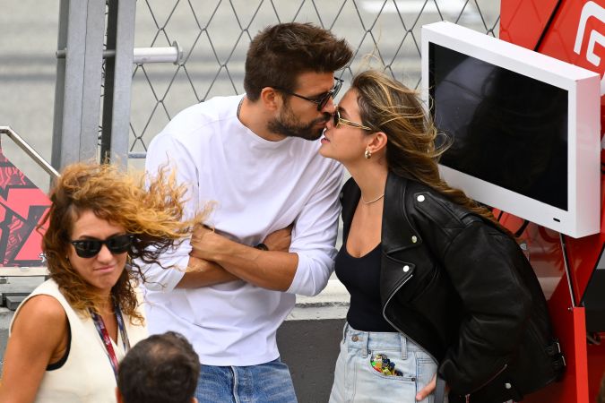 Clara Chía y Gerard Piqué se dejan ver muy enamorados.
