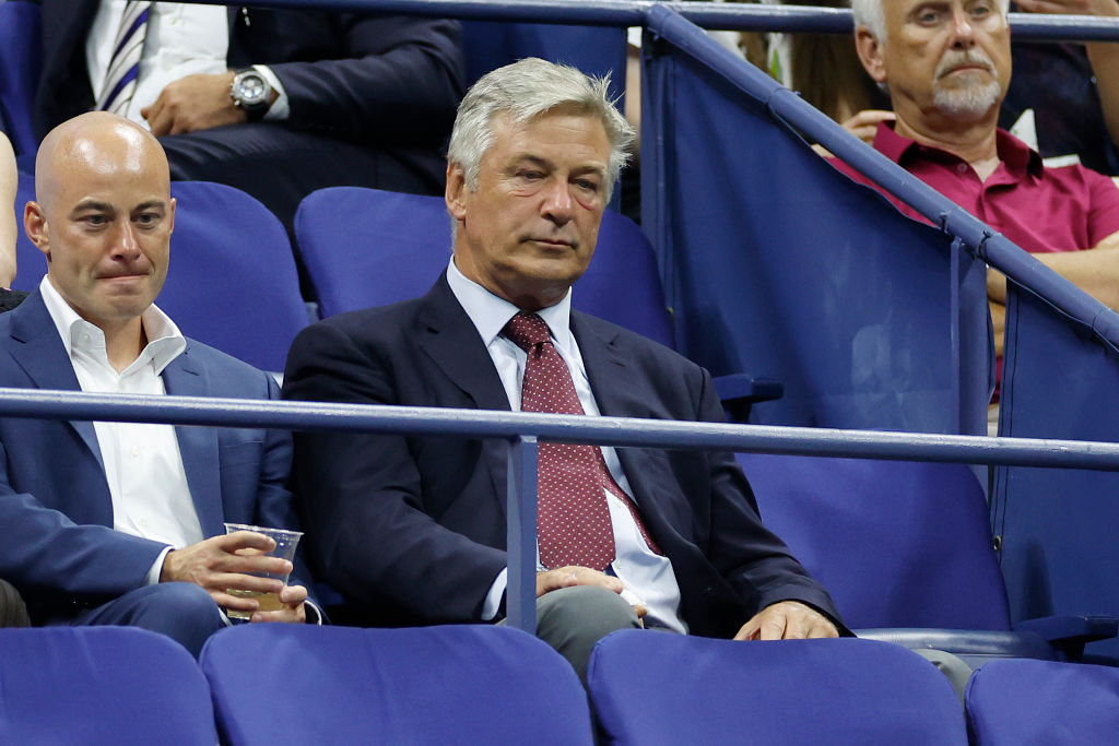 Alec Baldwin observa durante el partido de primera ronda de individuales femeninos entre Coco Gauff de Estados Unidos y Laura Siegemund de Alemania el primer día del Abierto de Estados Unidos de 2023 en el Tenis Nacional Billie Jean King de la USTA. Center el 28 de agosto de 2023 en el barrio de Flushing del distrito de Queens en la ciudad de Nueva York.