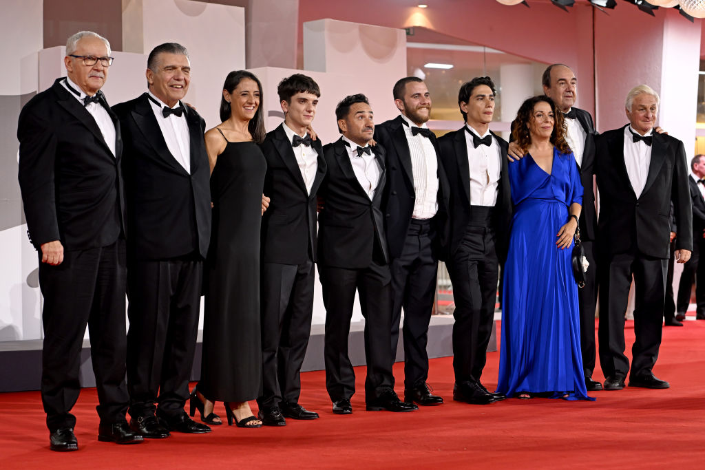 Pablo Vierci, Carlos Páez Rodríguez, Belén Atienza, Matias Recalt, Juan Antonio Bayona, Agustín Pardella, Enzo Vogrincic, Sandra Hermida, Nando Parrado y Roberto Canessa asisten a una alfombra roja para la película de Netflix 'The Society Of The Snow" en el 80.o Festival Internacional de Cine de Venecia el 9 de septiembre de 2023 en Venecia, Italia.