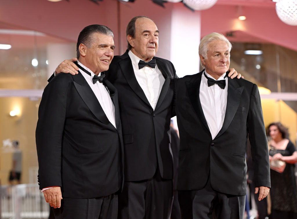 (De izquierda a derecha) Carlos Páez Rodríguez, Nando Parrado y Roberto Canessa asisten a una alfombra roja para la película de Netflix 'La Sociedad de la Nieve' en el Festival Internacional de Cine de Venecia 80th el 09 de septiembre de 2023 en Venecia, Italia.