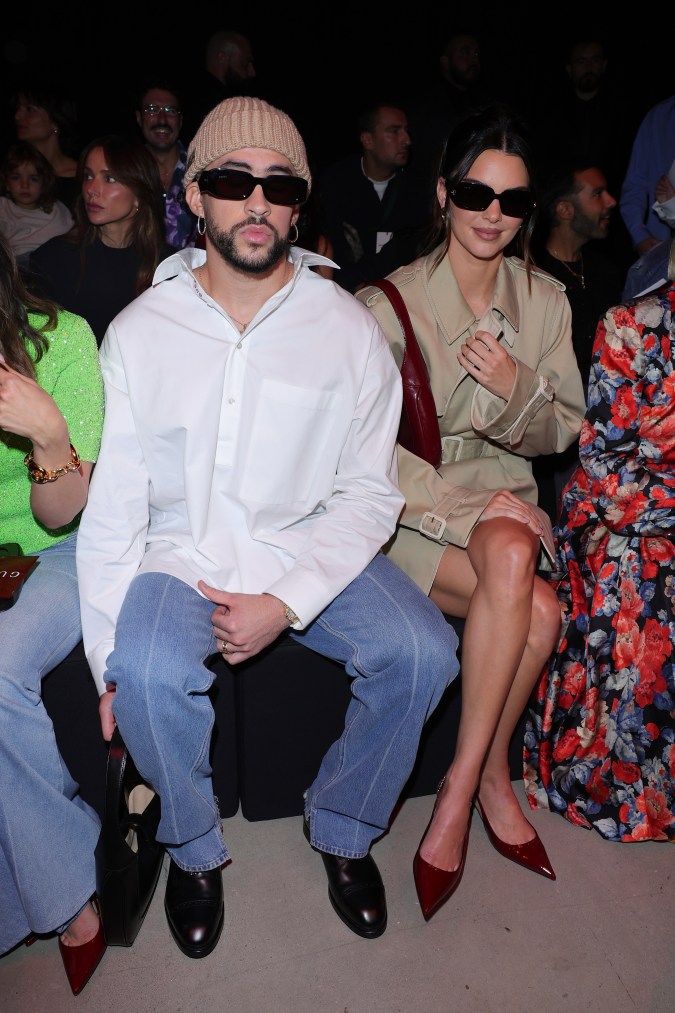 Bad Bunny y Kendall Jenner asisten a Gucci Ancora durante la Semana de la Moda de Milán.