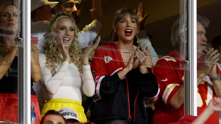 Taylor Swift y Travis Kelce se muestran cariñosos en un video besándose en la noche de Año Nuevo