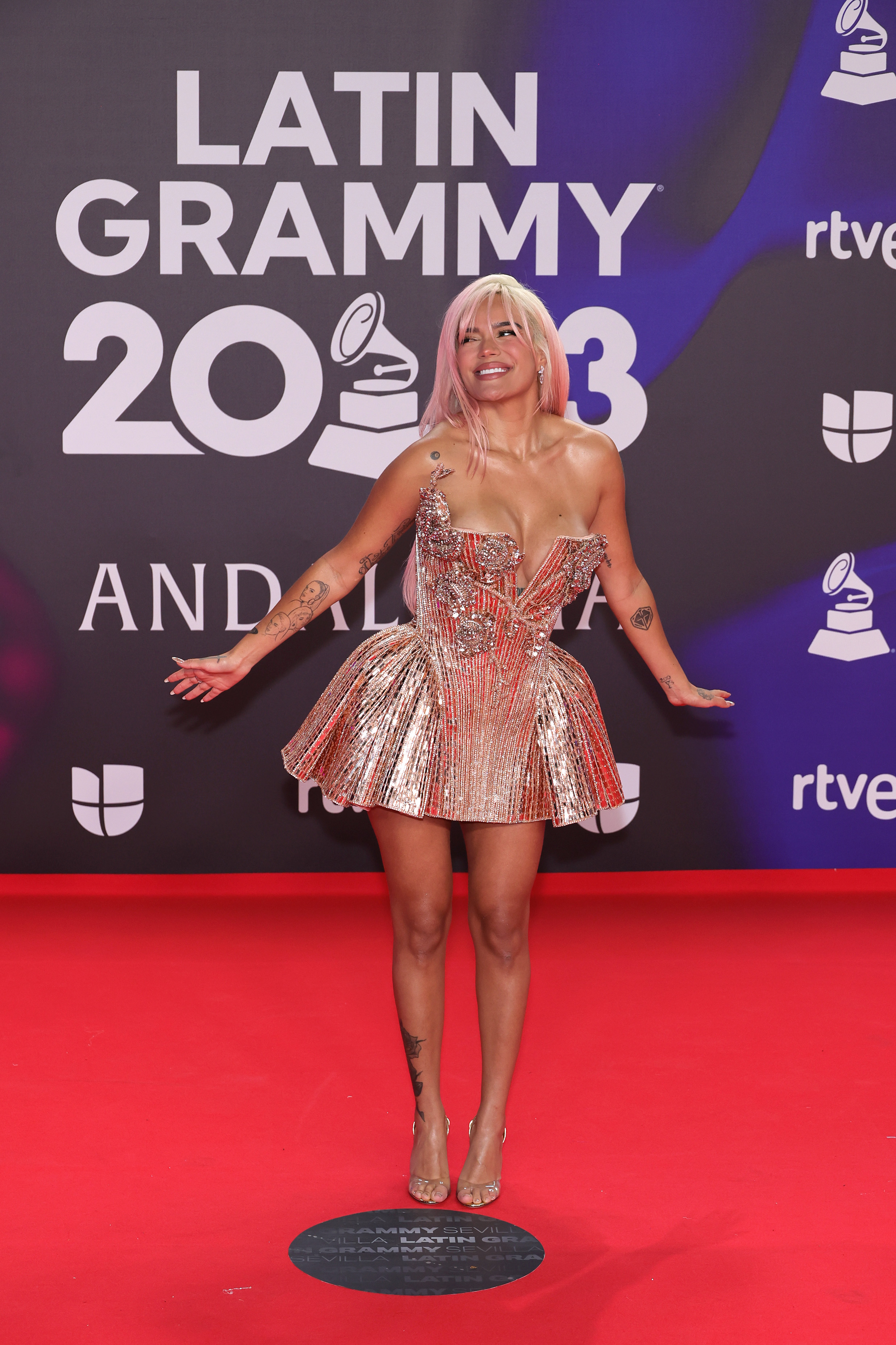 Karol G en la alfombra roja de los Latin Grammy 2023.