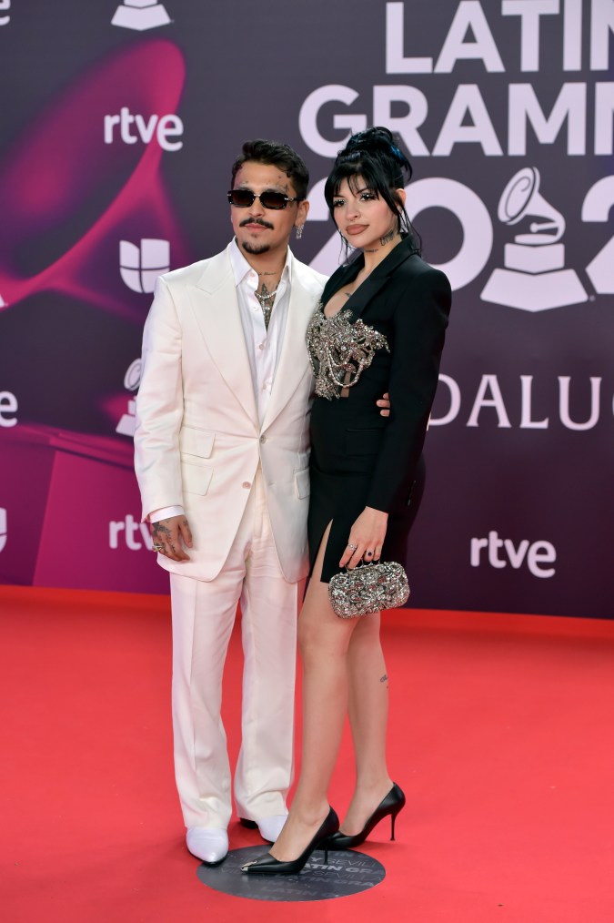 Christian Nodal y Cazzu en la alfombra roja de los Latin Grammy 2023.