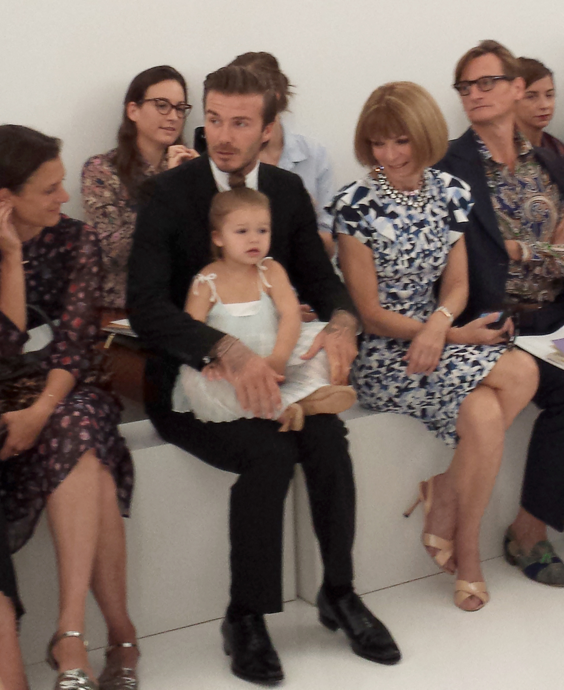 David Beckham con su hija Harper y la famosa editora de Vogue Anna Wintour observan cómo Victoria Beckham presenta su nueva colección durante el desfile de la Semana de la Moda Mercedes-Benz Primavera 2014 en Nueva York.